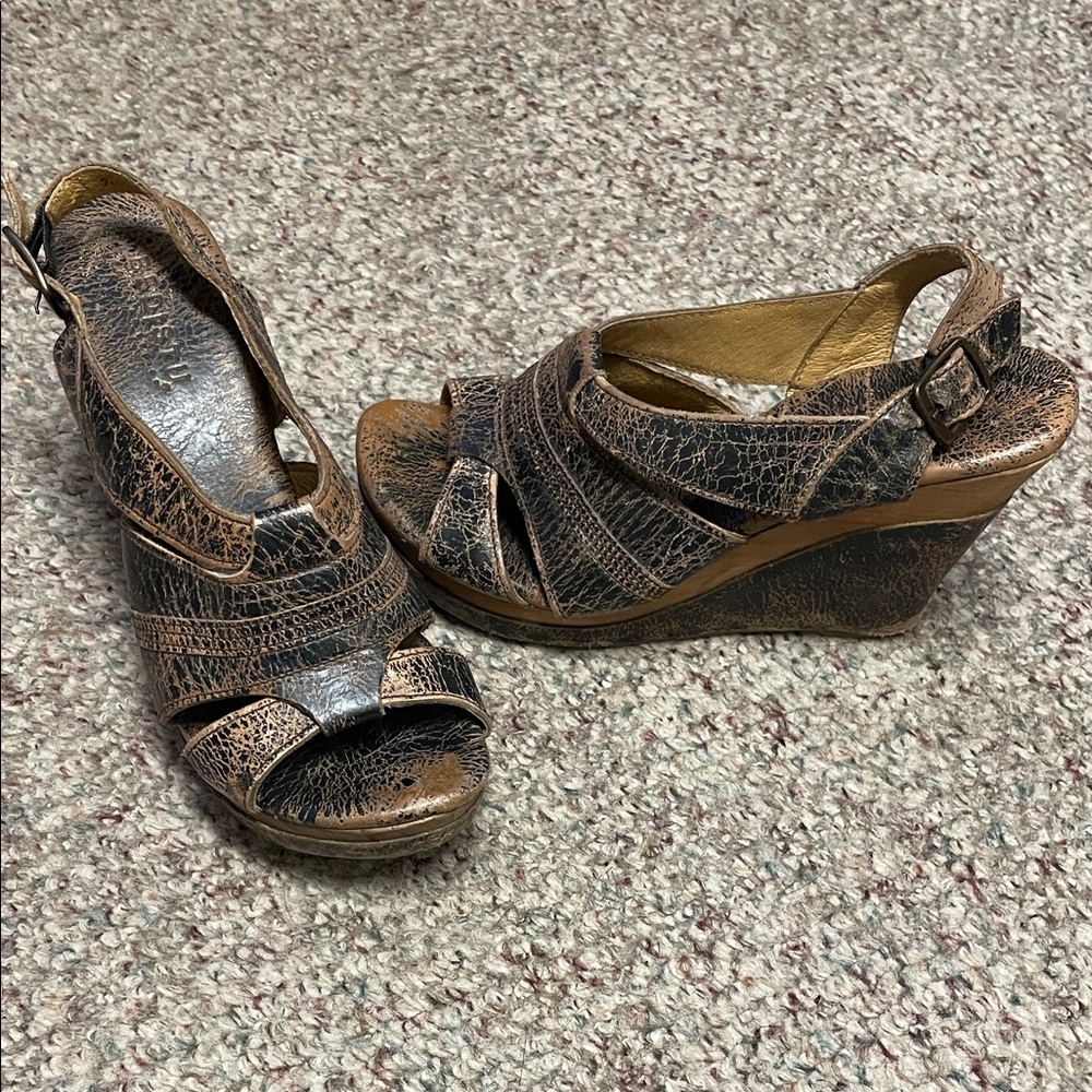Bed/stu brown distressed wood grain Wedge heel leather Sandals